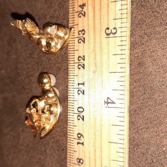 Vintage faux pearl and goldtone clip-on earrings - Picture 6 of 7